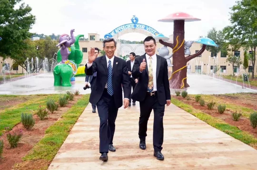 中華人民共和國(guó)駐南非共和國(guó)特命全權(quán)大使林松添（左）廣東歡樂島集團(tuán)董事長(zhǎng)易會(huì)強(qiáng)（右）